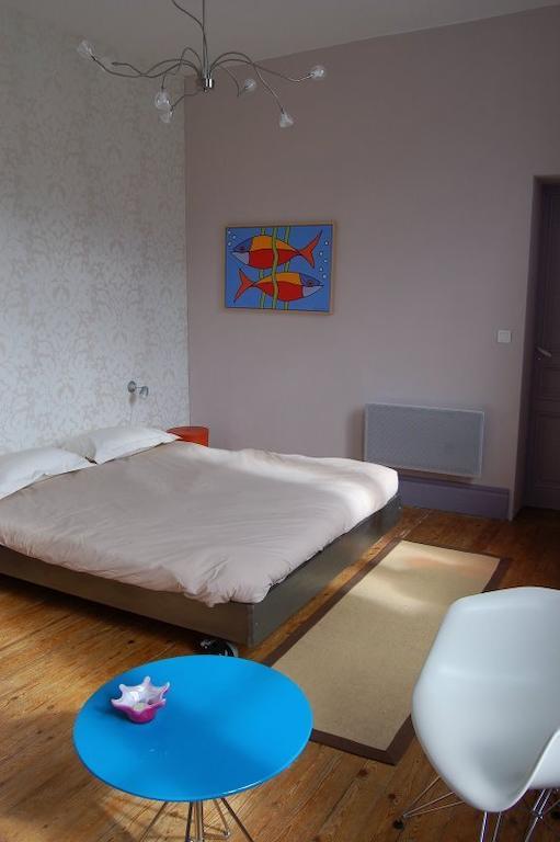 Bed and Breakfast La Vieille Ecole à Bourgougnague Chambre photo